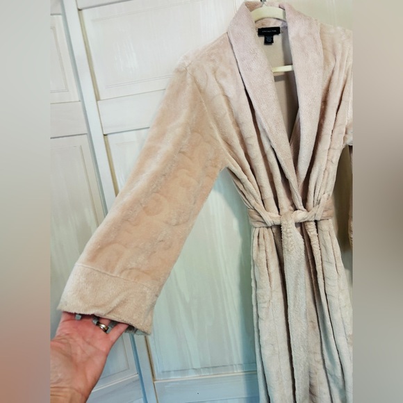 Cozy Jones New York Women's Cream Plush Robe - Picture 3 of 6